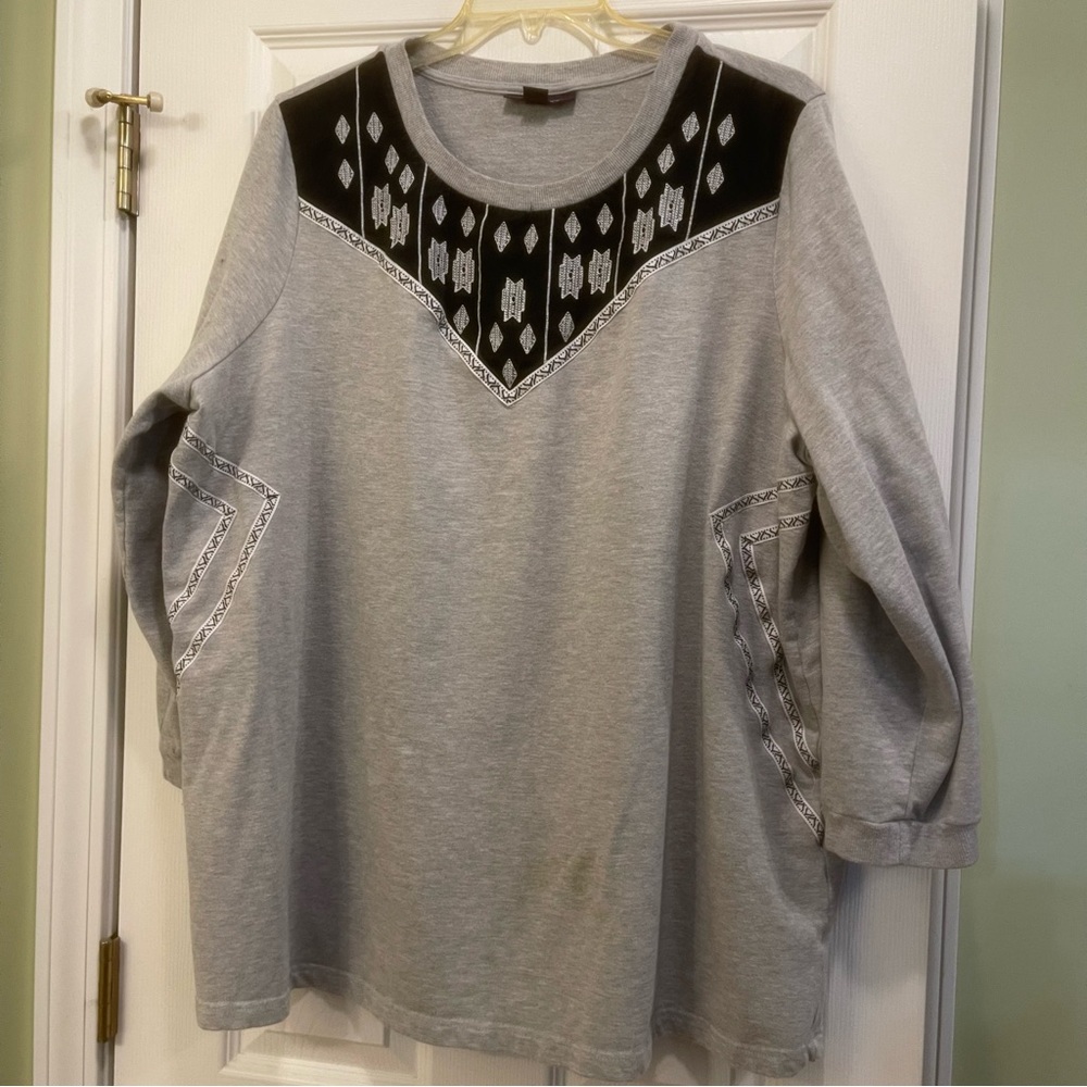 Roaman's Gray Long Sleeve Top with Black and White Accents.   (81)